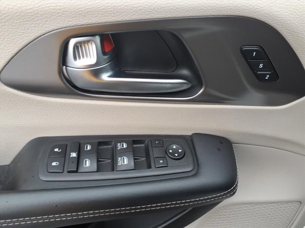 Used 2023 Chrysler Pacifica Touring-L image 19