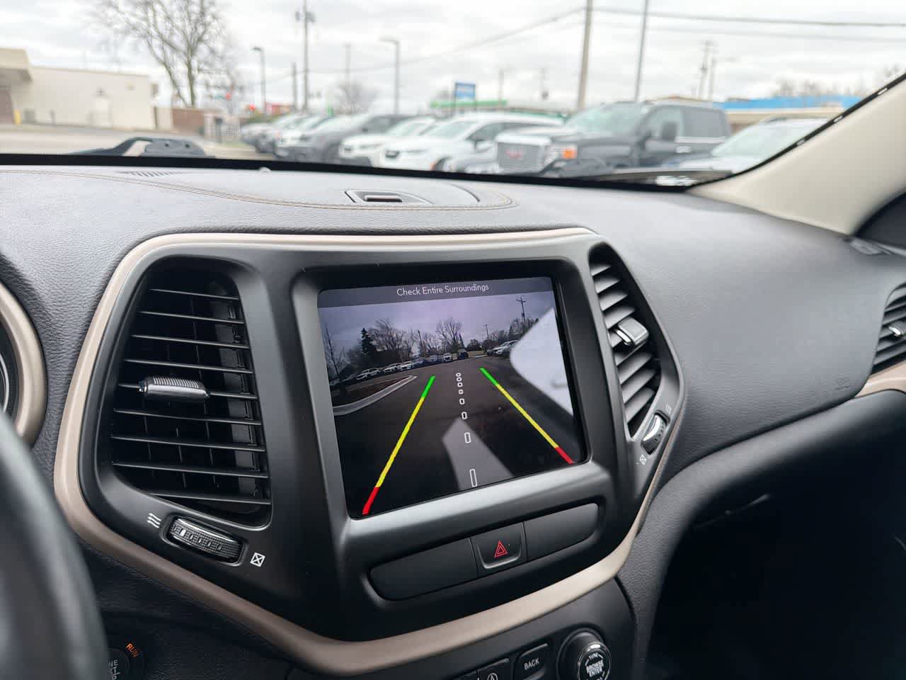 Used 2017 Jeep Cherokee Limited image 32