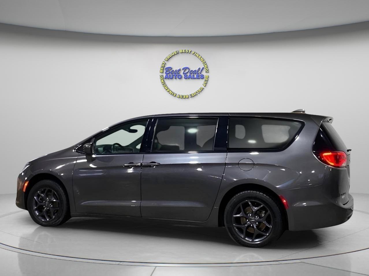 Used 2018 Chrysler Pacifica Touring Plus w/ S Appearance Package FWD image 3