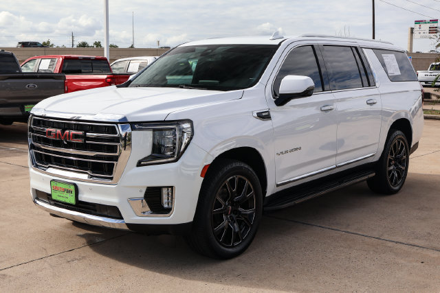 Used 2021 GMC Yukon XL SLT w/ Rear Media and Nav Package AWD/4WD image 3