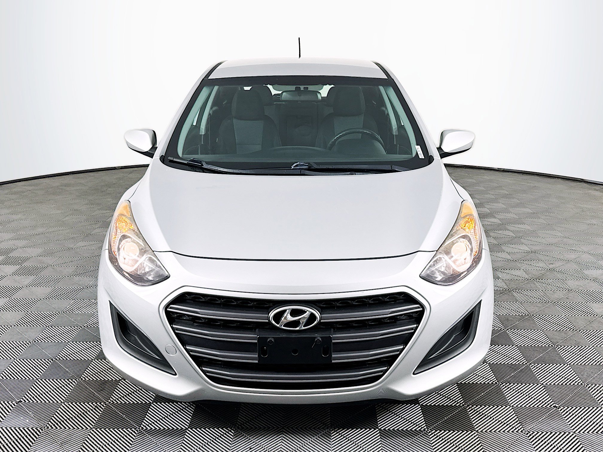 Used 2017 Hyundai Elantra GT image 2