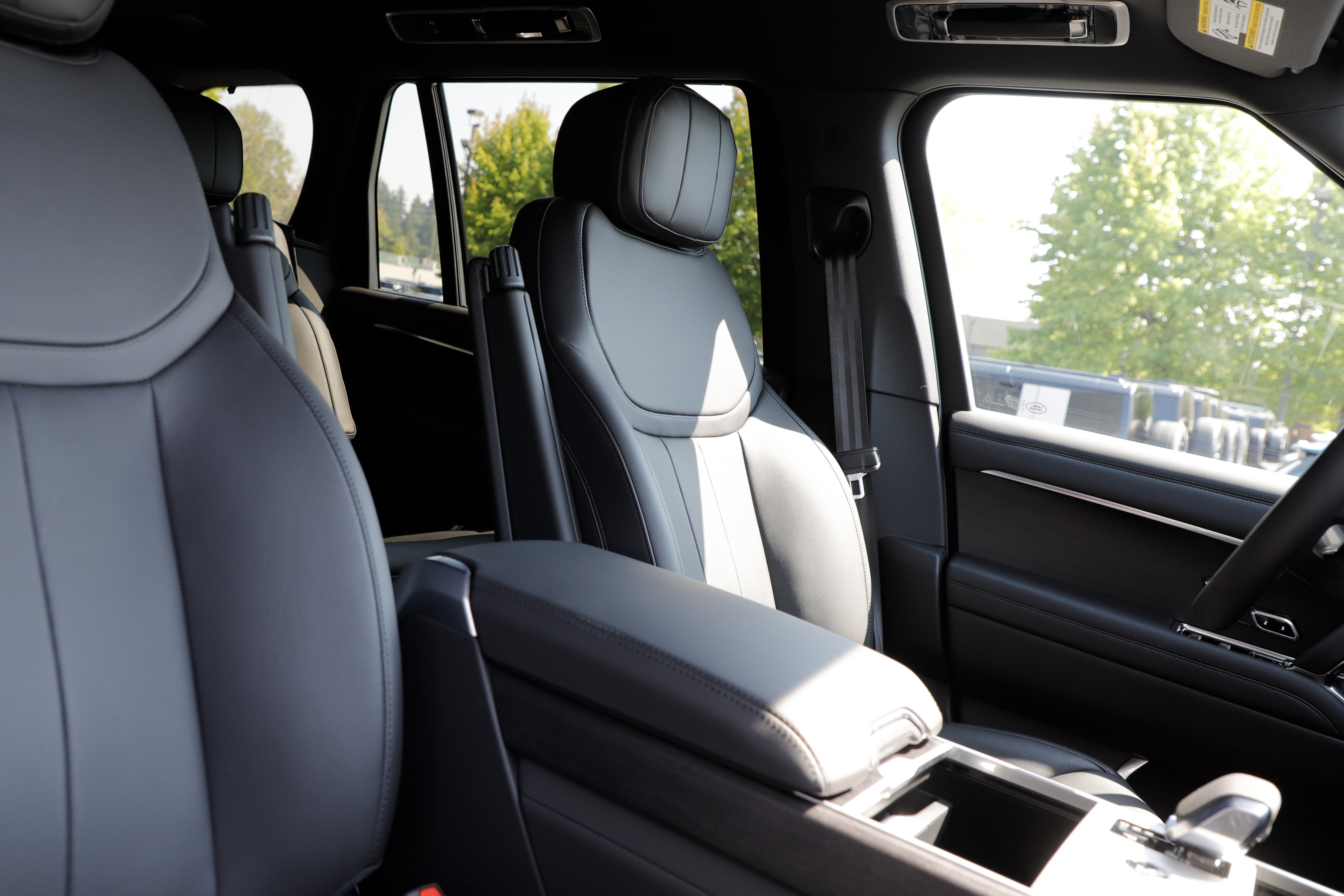 New 2026 Land Rover Range Rover Long Wheelbase SE AWD/4WD image 12