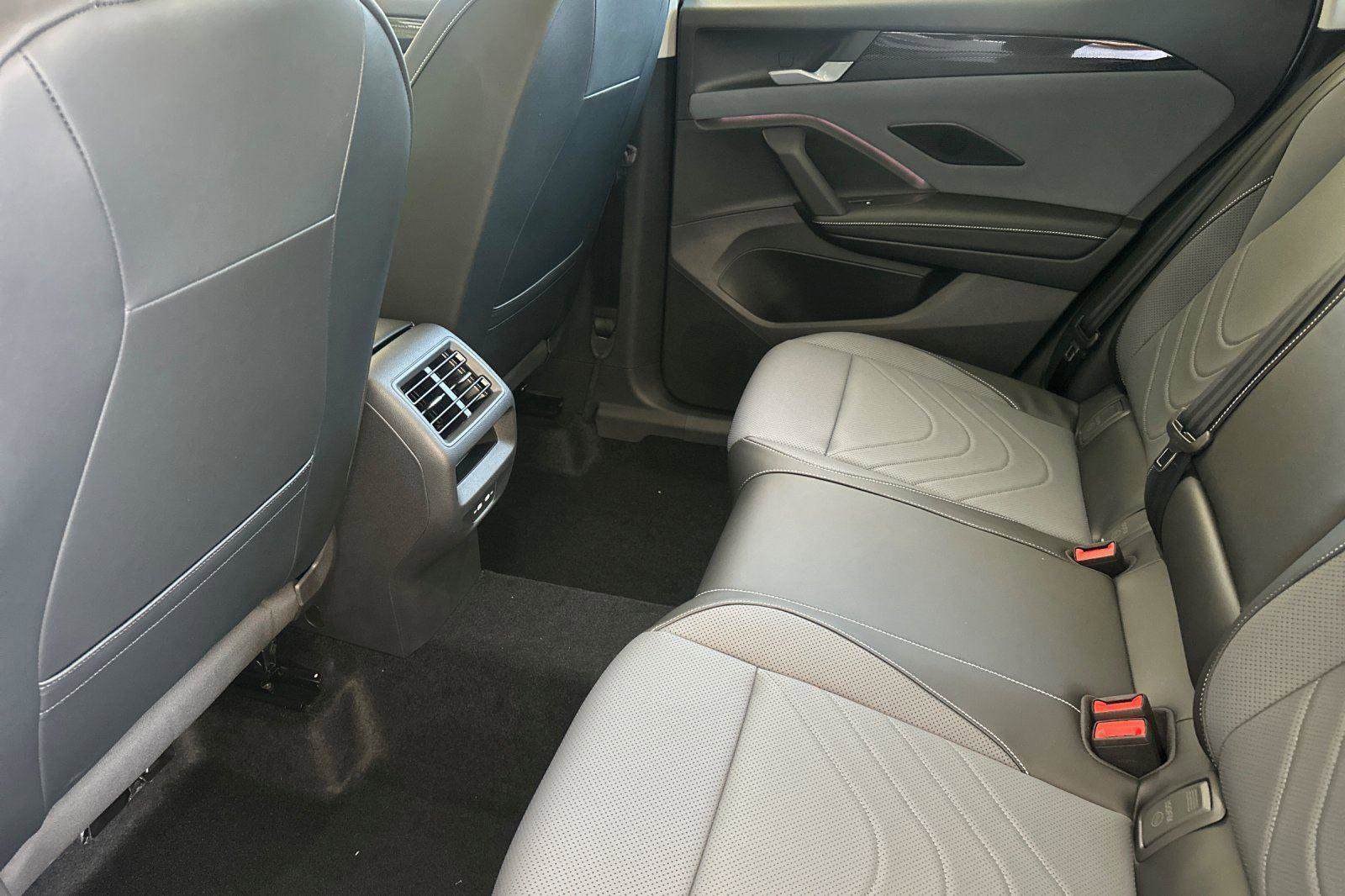 New 2025 Volkswagen Tiguan SE image 11