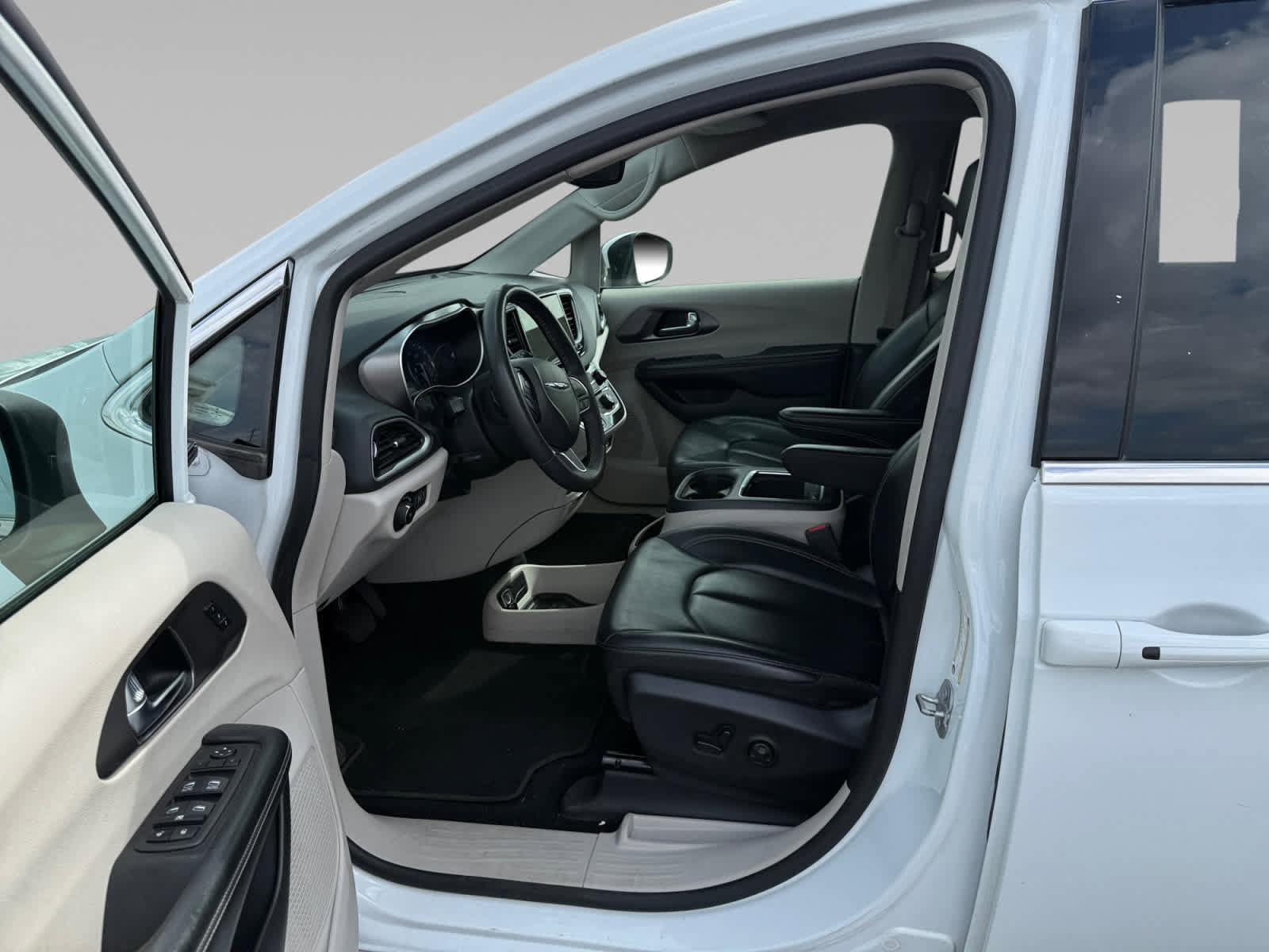 Used 2023 Chrysler Pacifica Touring-L FWD image 11