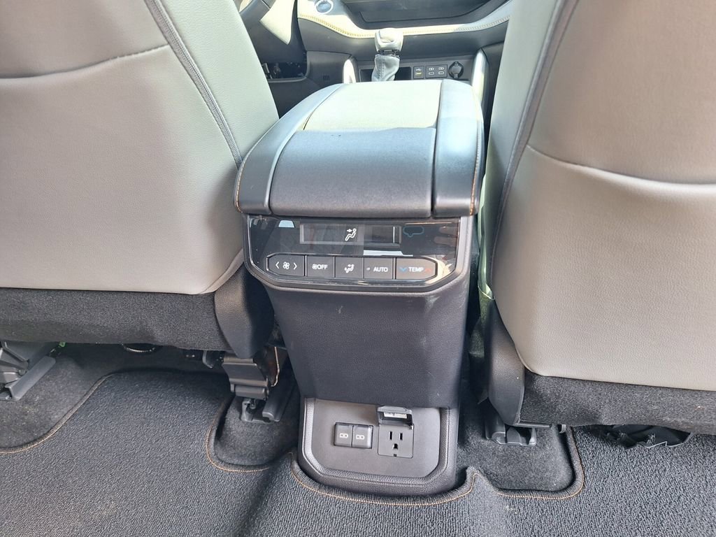 Used 2023 Toyota Highlander Bronze Edition image 32