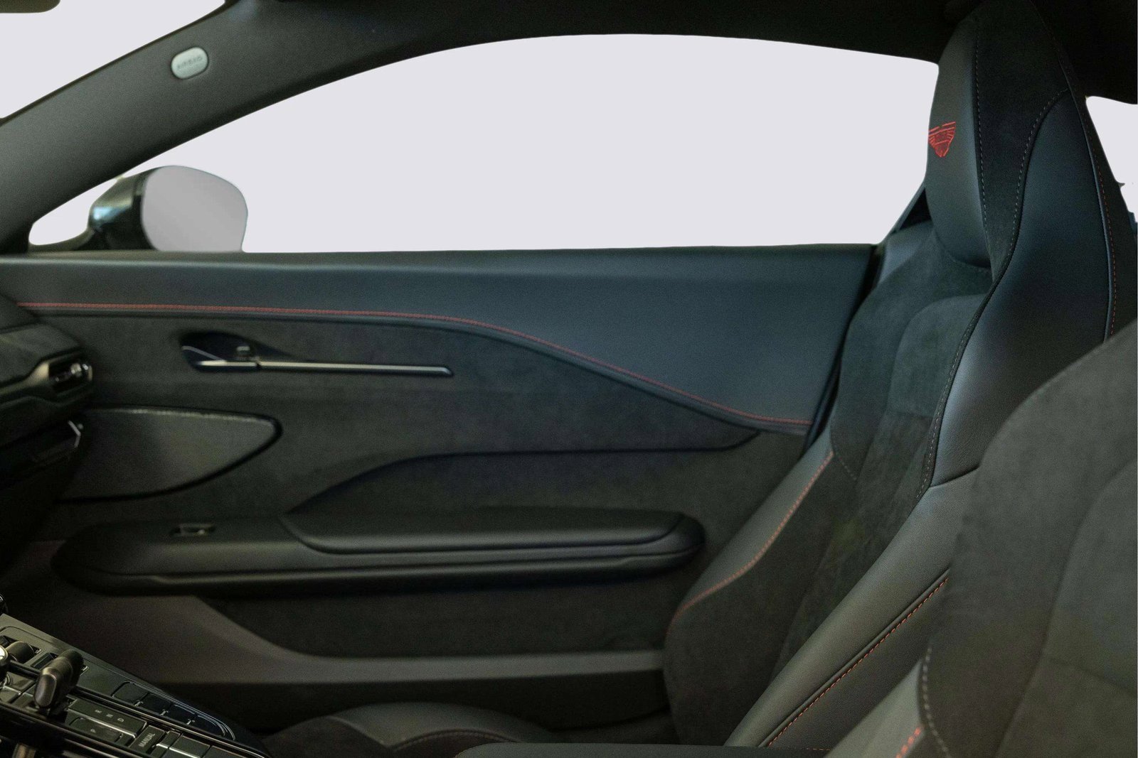 Used 2025 Aston Martin V8 Vantage Coupe image 38