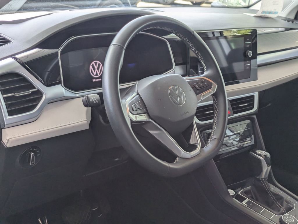 Used 2025 Volkswagen Taos SE AWD/4WD image 14