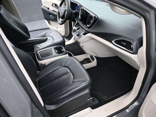 Used 2022 Chrysler Pacifica Touring-L image 17