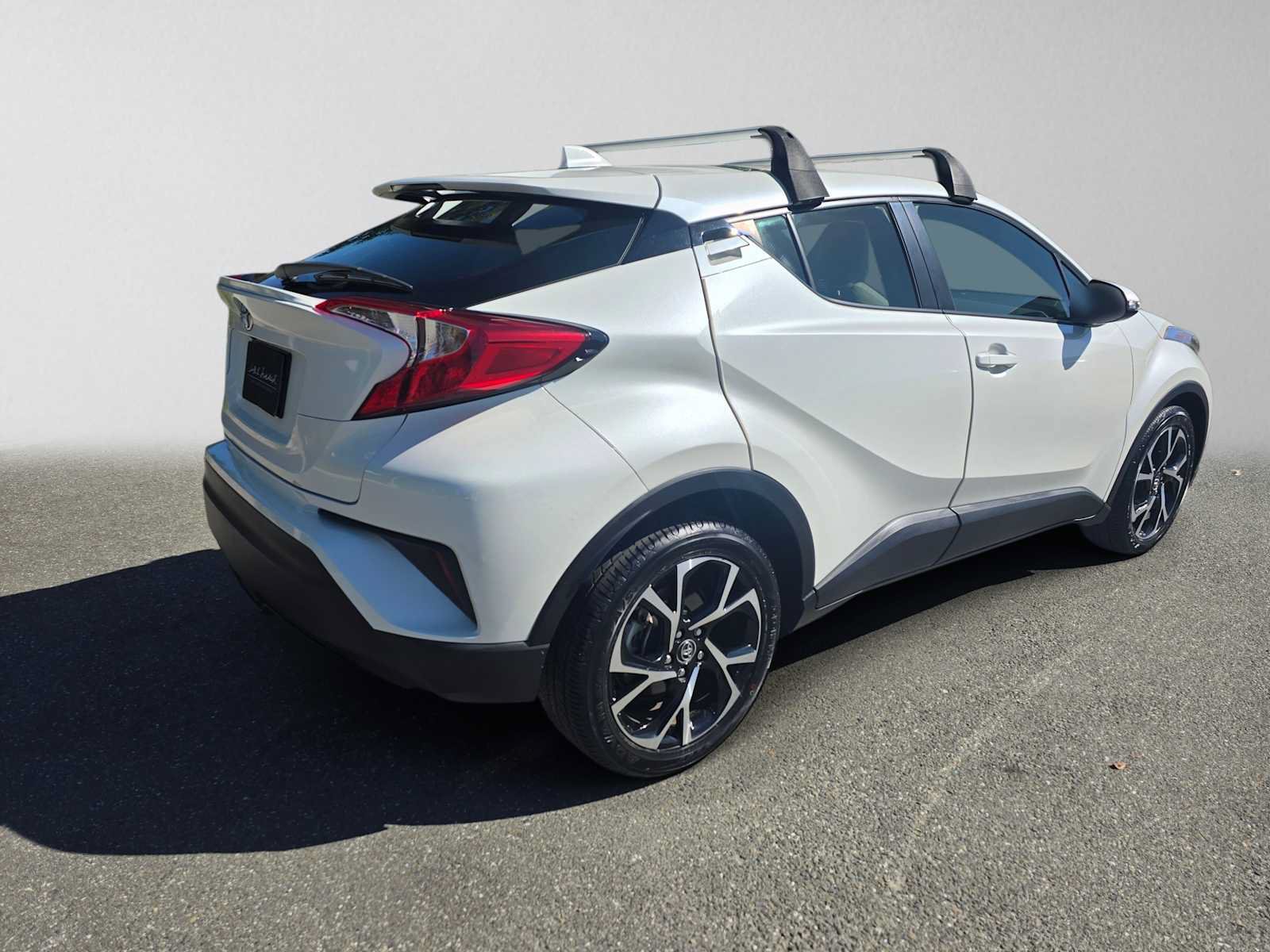 Used 2019 Toyota C-HR XLE FWD image 3