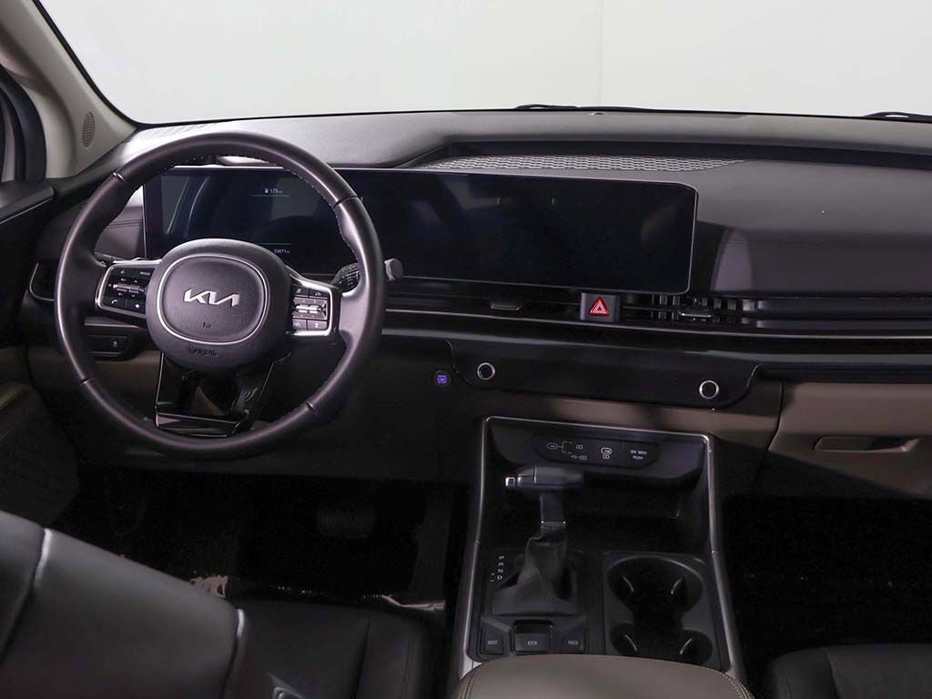 Used 2025 Kia Carnival FWD image 31