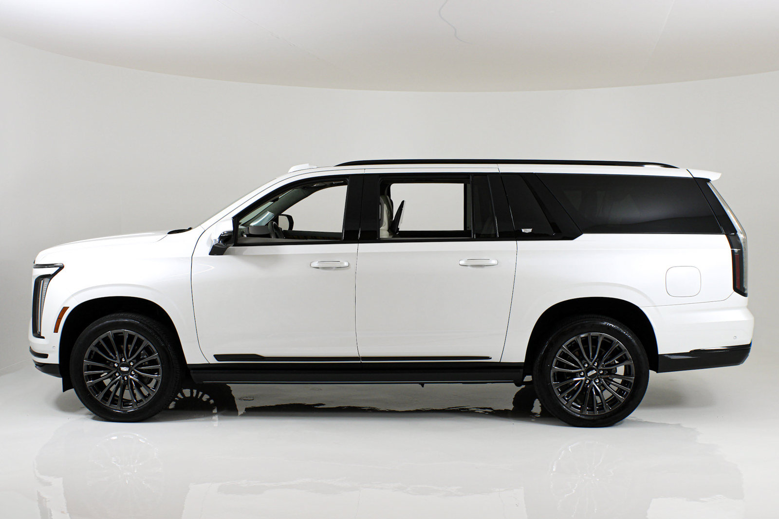 Used 2025 Cadillac Escalade ESV Sport Platinum RWD image 3
