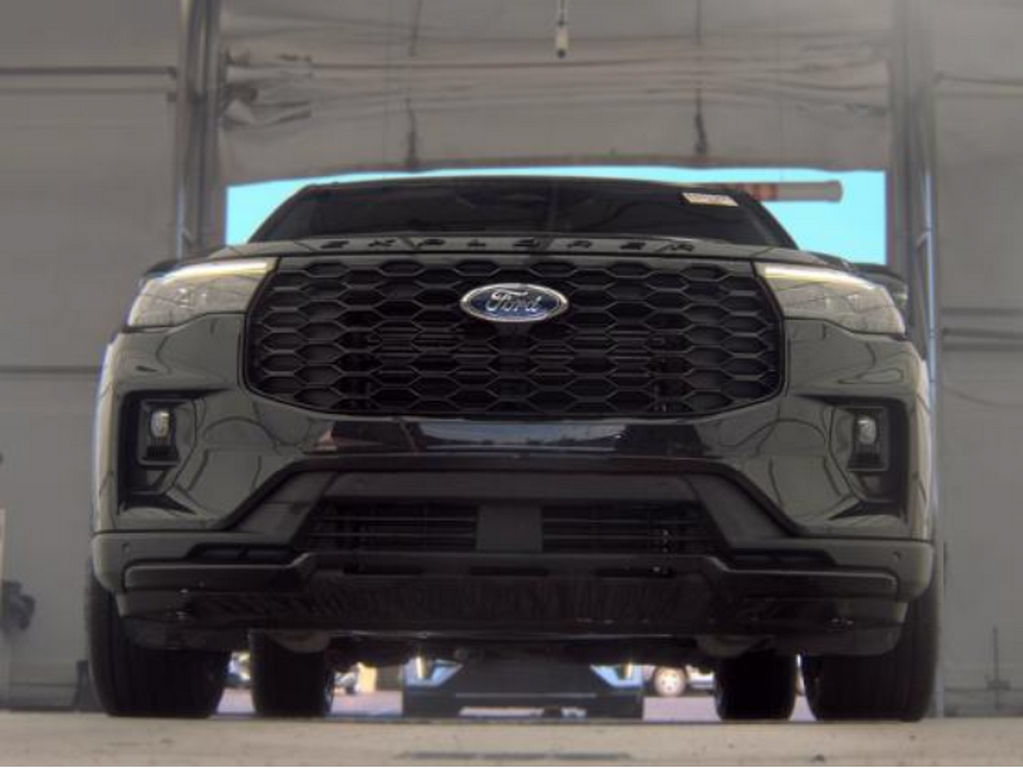 Used 2025 Ford Explorer ST-Line w/ ST-Line Street Pack AWD/4WD image 4