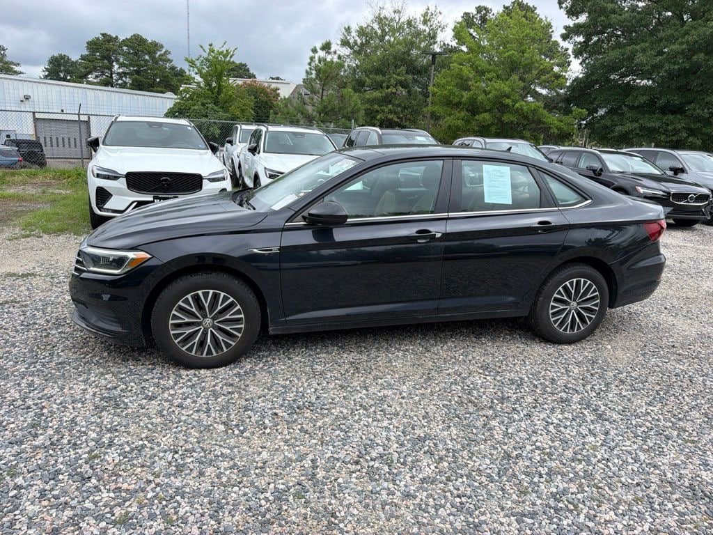 Used 2019 Volkswagen Jetta SEL w/ Cold Weather Package FWD image 2