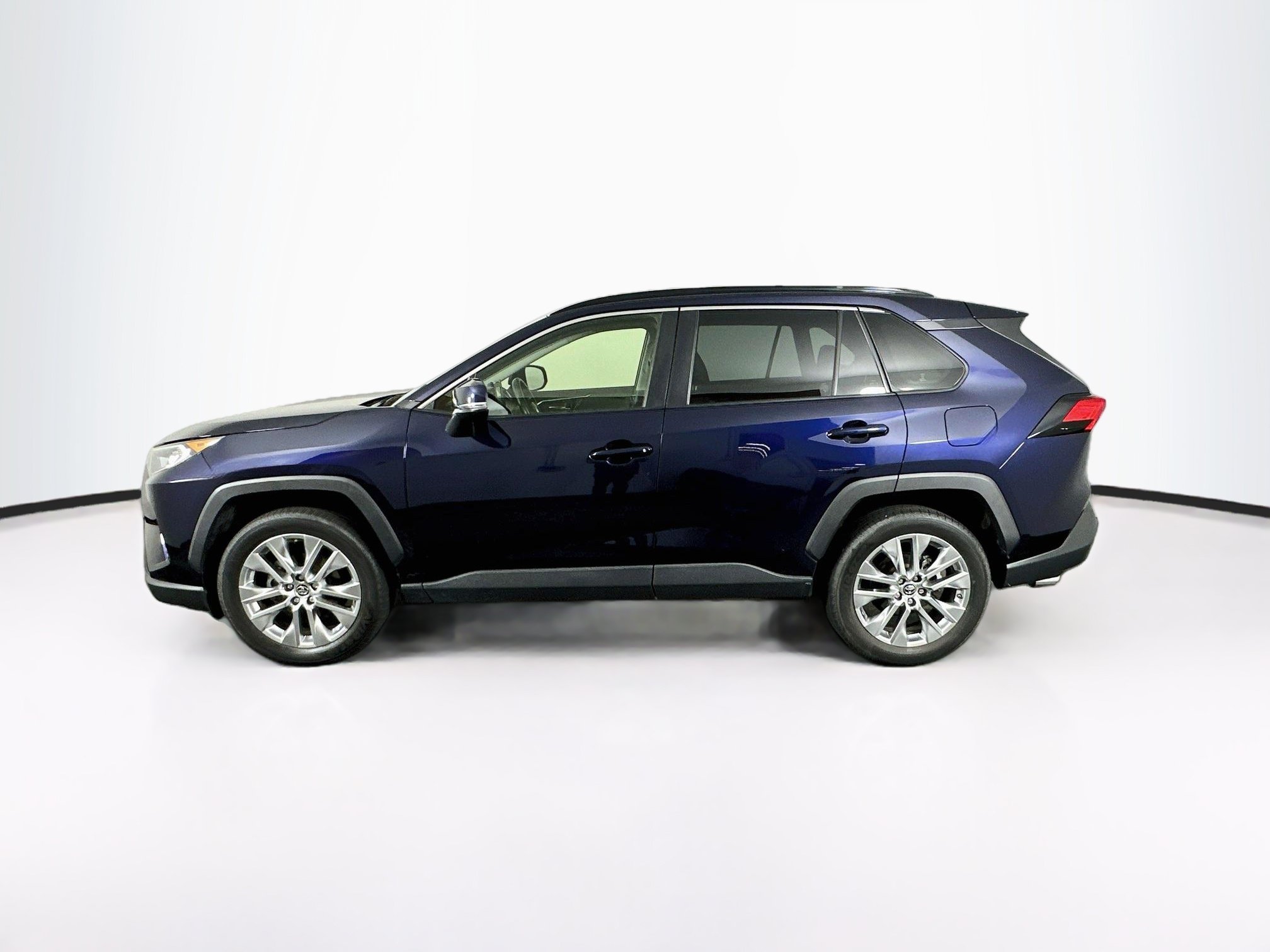 Used 2019 Toyota RAV4 XLE Premium FWD image 4