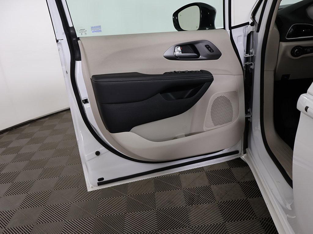 Used 2024 Chrysler Pacifica Touring-L image 24