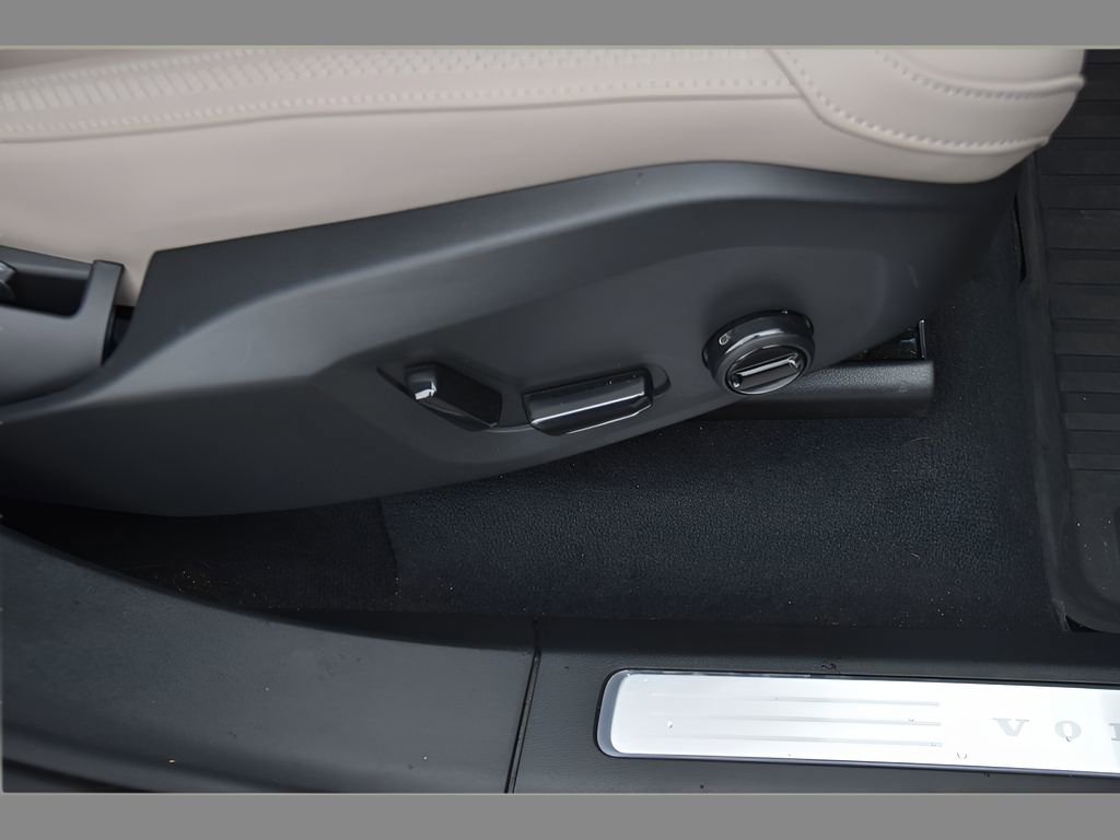 Certified 2026 Volvo XC90 B5 Core w/ Protection Package Premier AWD/4WD image 32