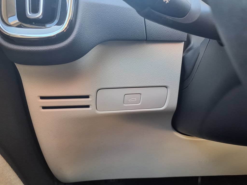 Certified 2023 Volvo XC40 B4 Plus w/ Climate Package FWD image 32