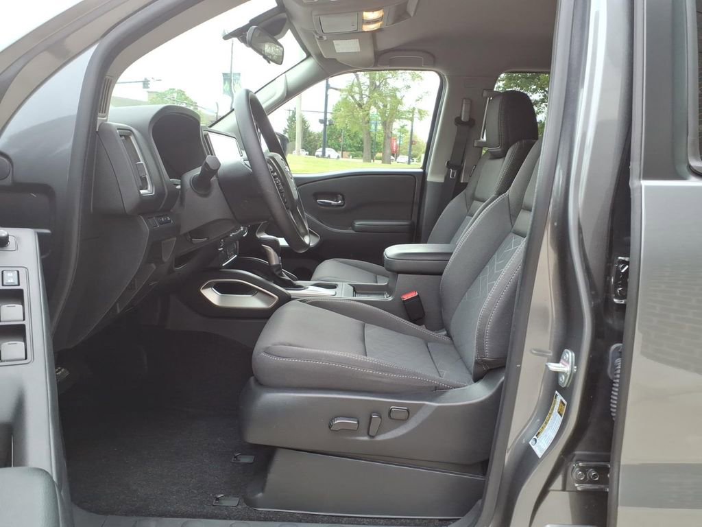 Used 2025 Nissan Frontier SV AWD/4WD image 13