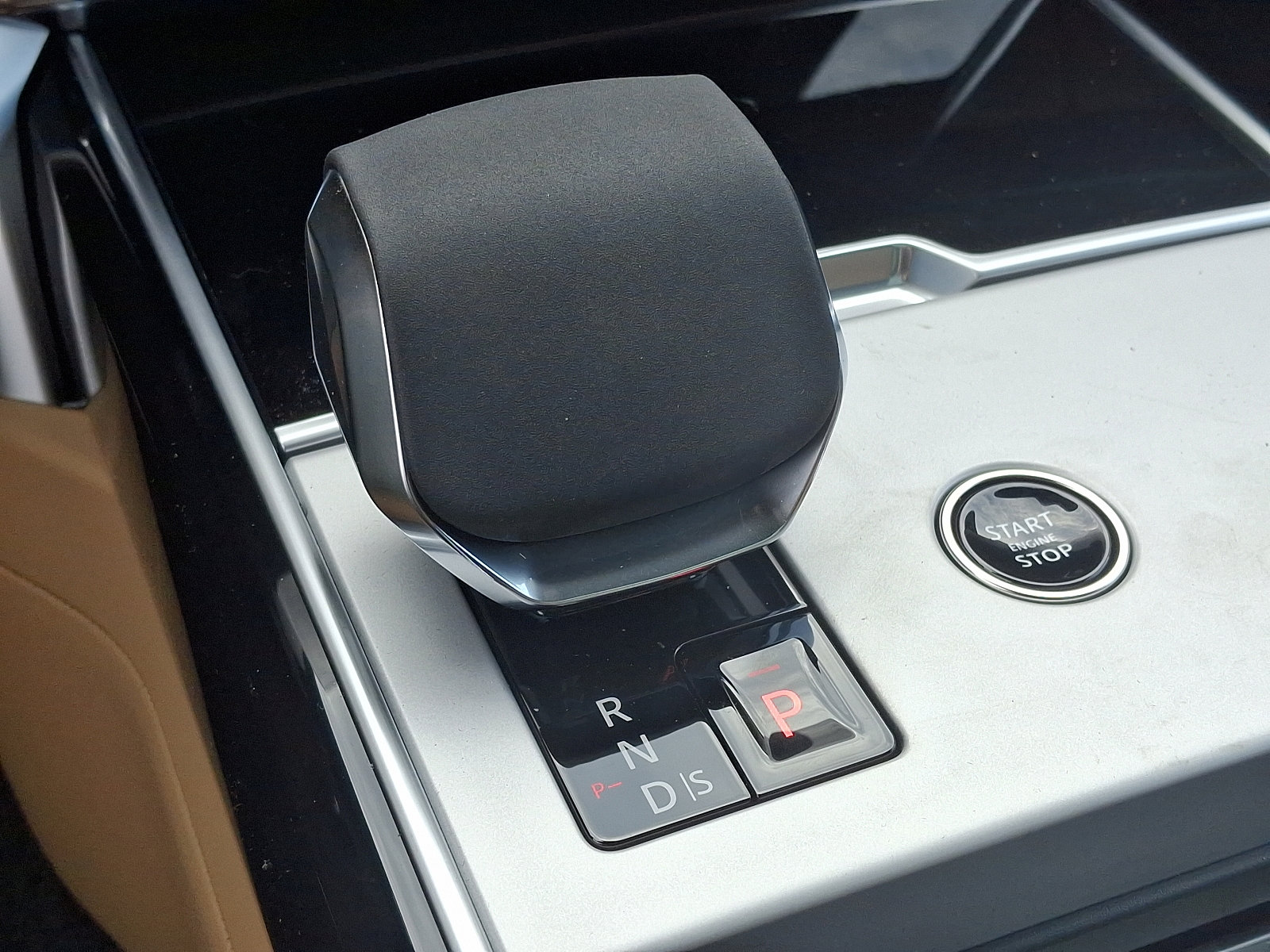 New 2025 Land Rover Range Rover Long Wheelbase SE image 13