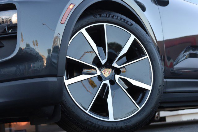 Used 2025 Porsche Macan 4 Electric AWD/4WD image 57