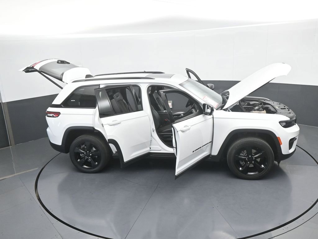 Used 2023 Jeep Grand Cherokee Altitude image 33