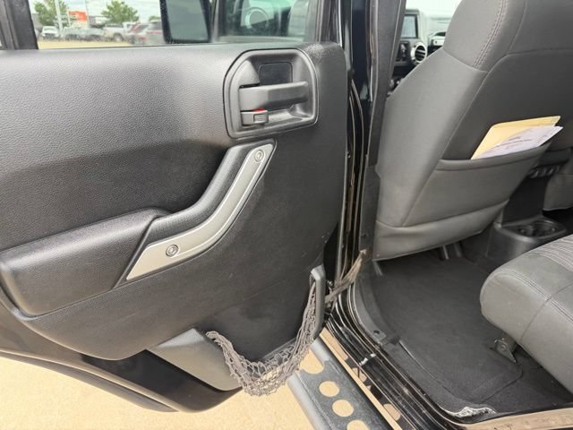 Used 2011 Jeep Wrangler Unlimited Sahara w/ Connectivity Group AWD/4WD image 12