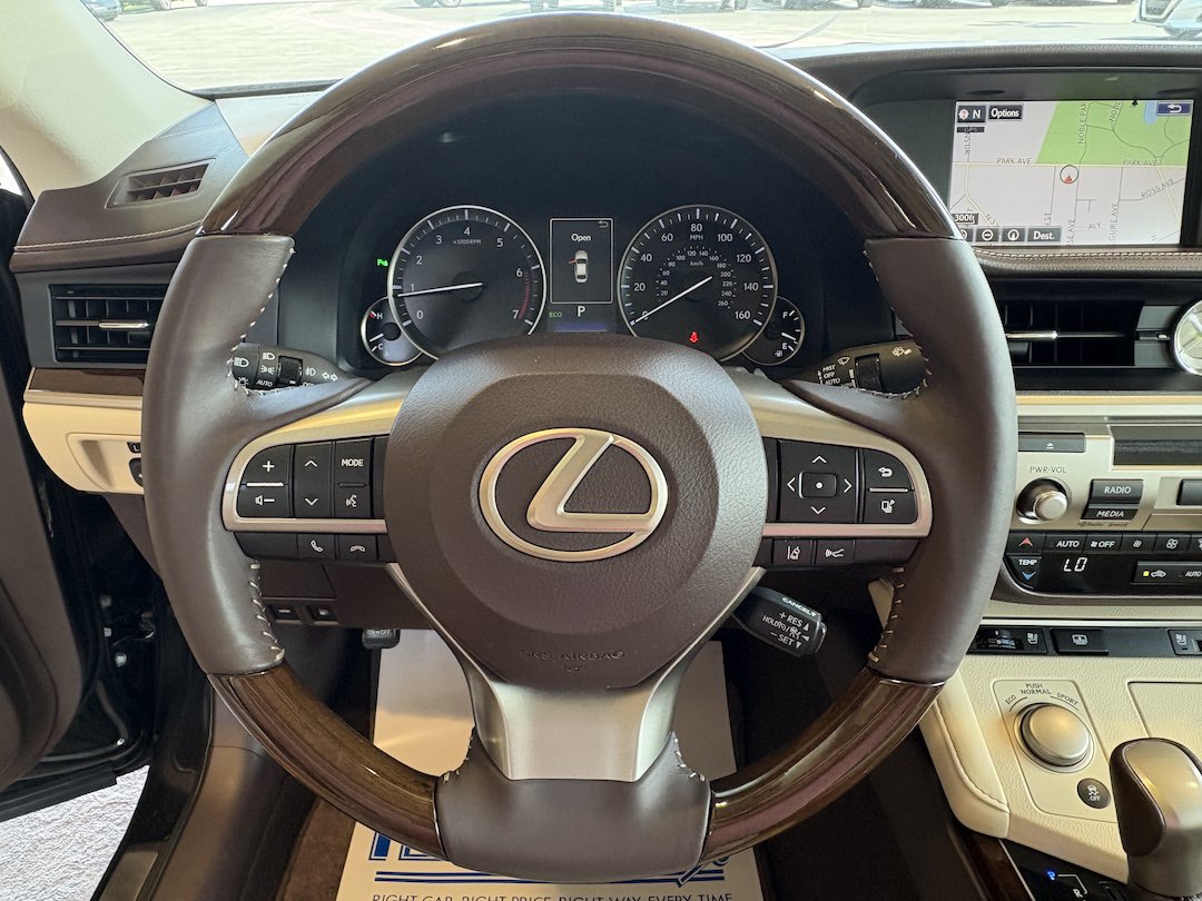 Used 2016 Lexus ES 350 w/ Luxury Package w/Wood Trim FWD image 11