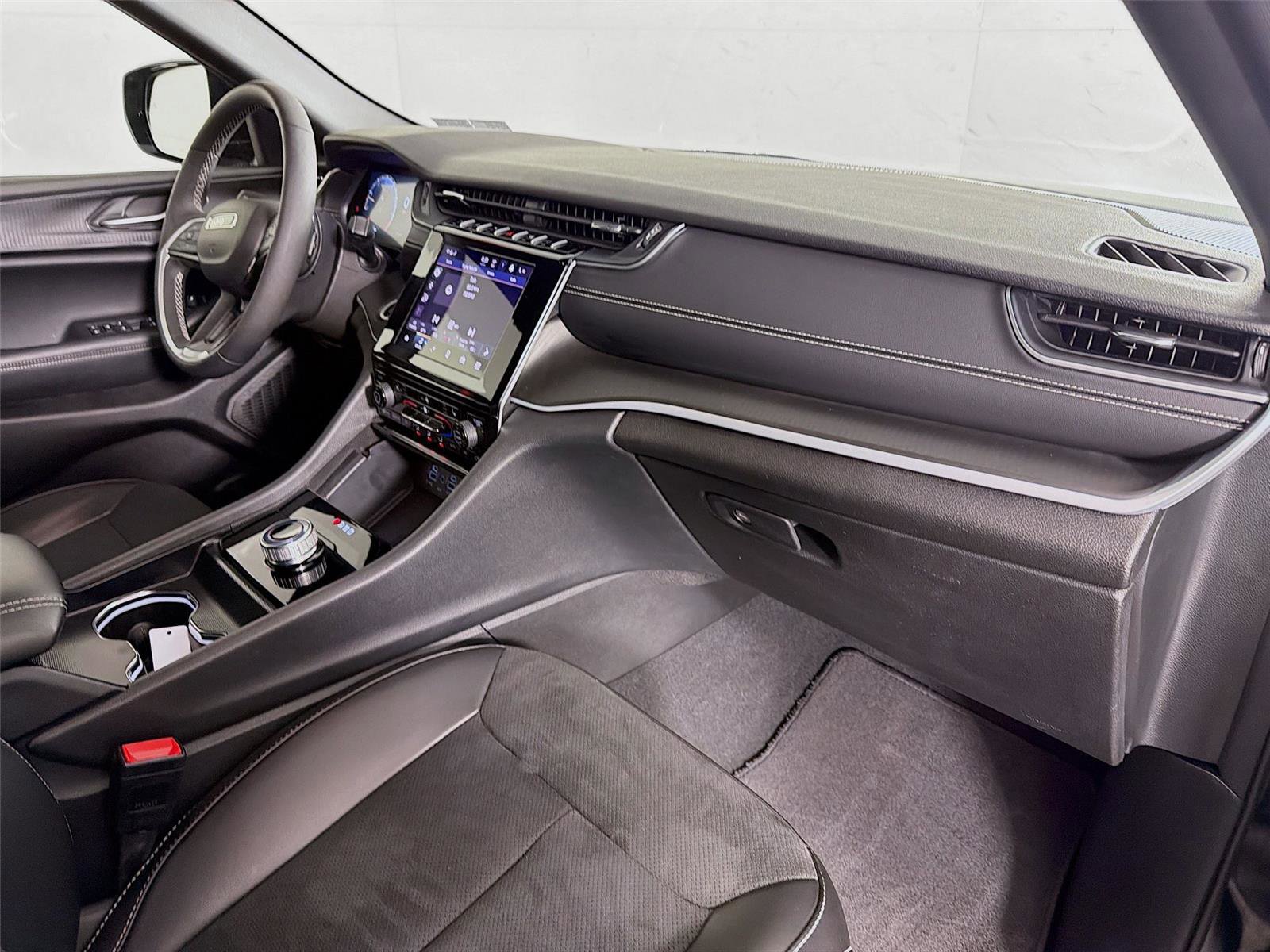 Used 2024 Jeep Grand Cherokee Altitude image 29