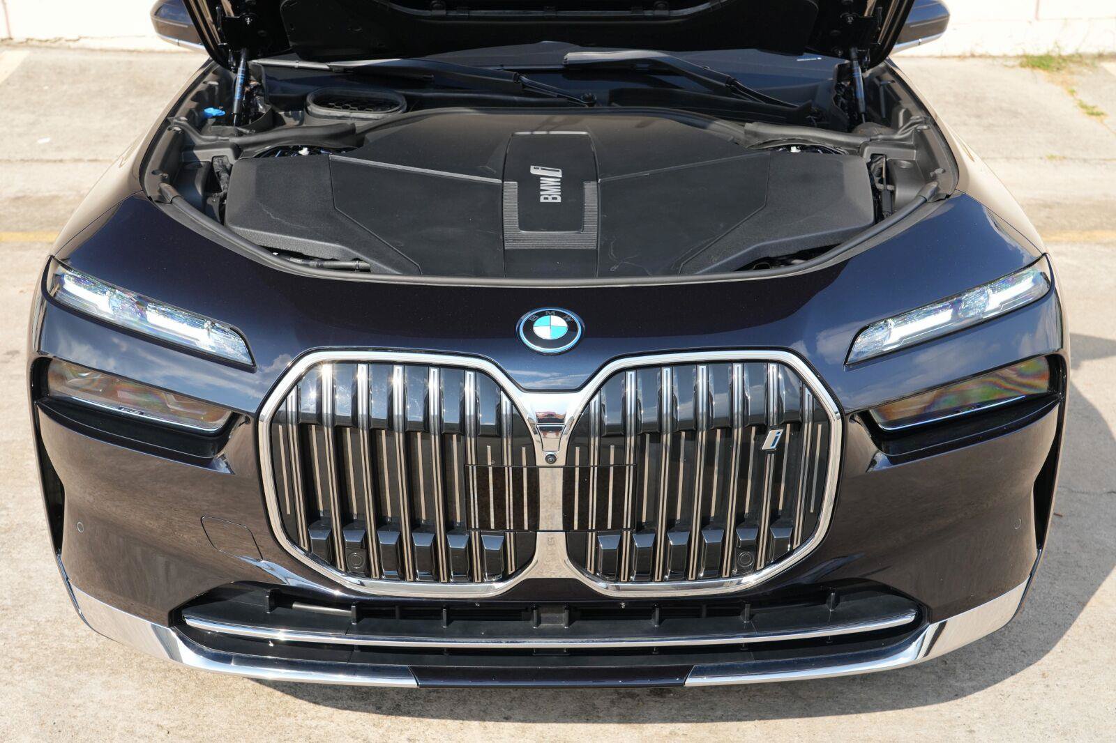 Used 2023 BMW i7 xDrive60 w/ Executive Package 2 AWD/4WD image 7