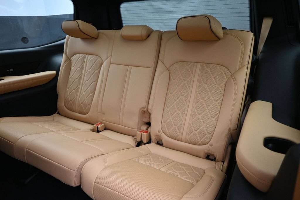 Used 2025 Jeep Grand Wagoneer Series III w/ Rear Seat Video Group 1 AWD/4WD image 17