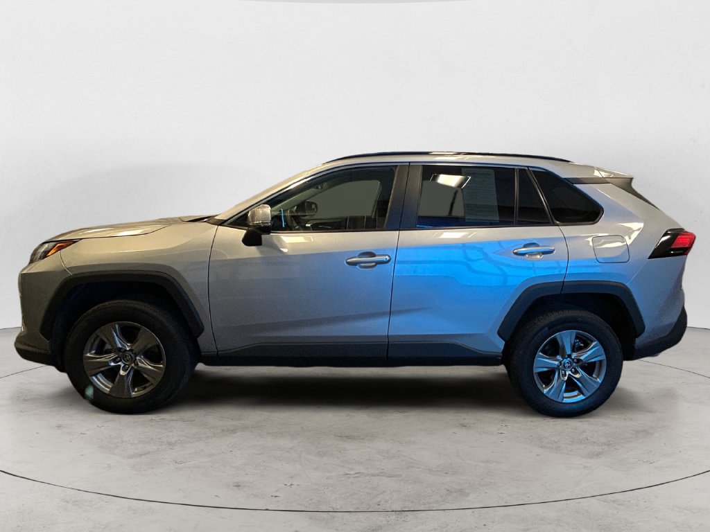 Used 2025 Toyota RAV4 XLE AWD/4WD image 2