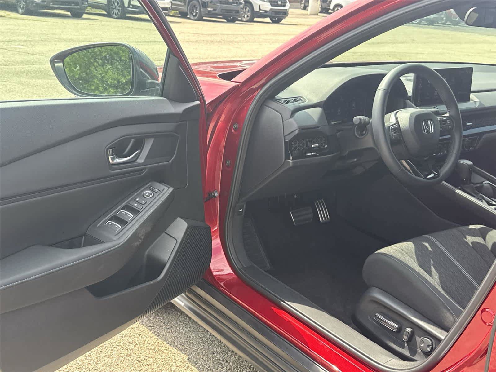 Used 2025 Honda Accord Sport image 2