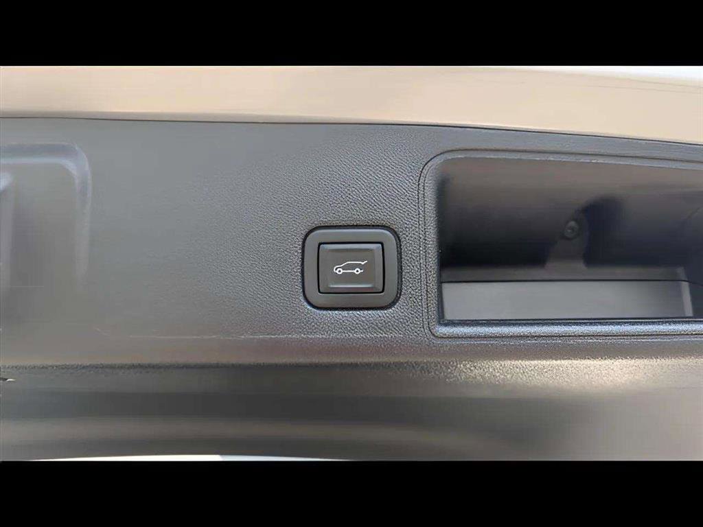 Used 2024 GMC Terrain SLT image 18