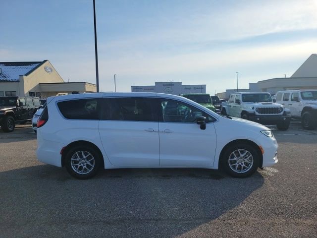 Used 2025 Chrysler Pacifica Select image 20