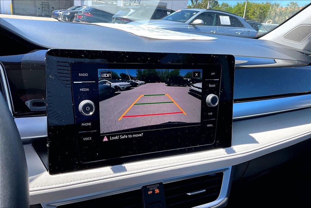 Certified 2025 Volkswagen Taos SE w/ Panoramic Sunroof Package image 27