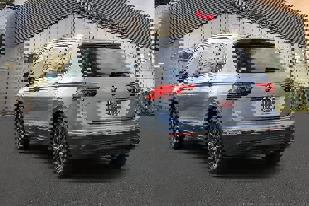 Used 2022 Volkswagen Tiguan SE w/ Panoramic Sunroof Package image 2