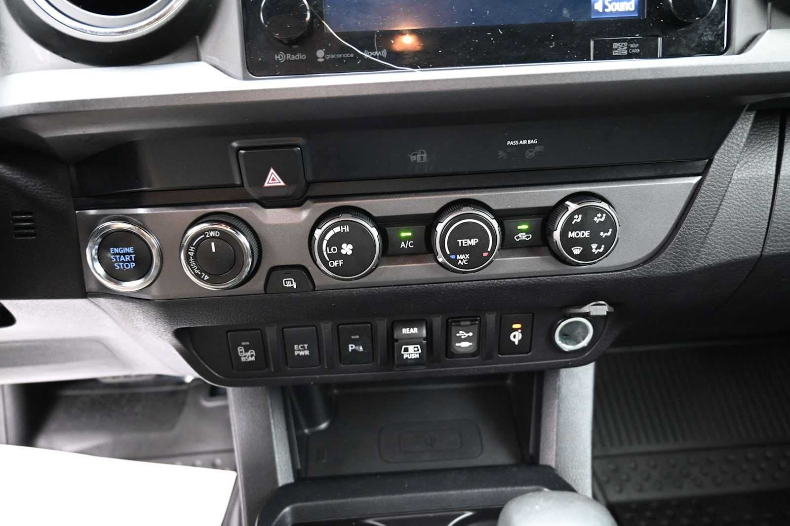 Used 2019 Toyota Tacoma TRD Off-Road w/ Technology Package AWD/4WD image 9