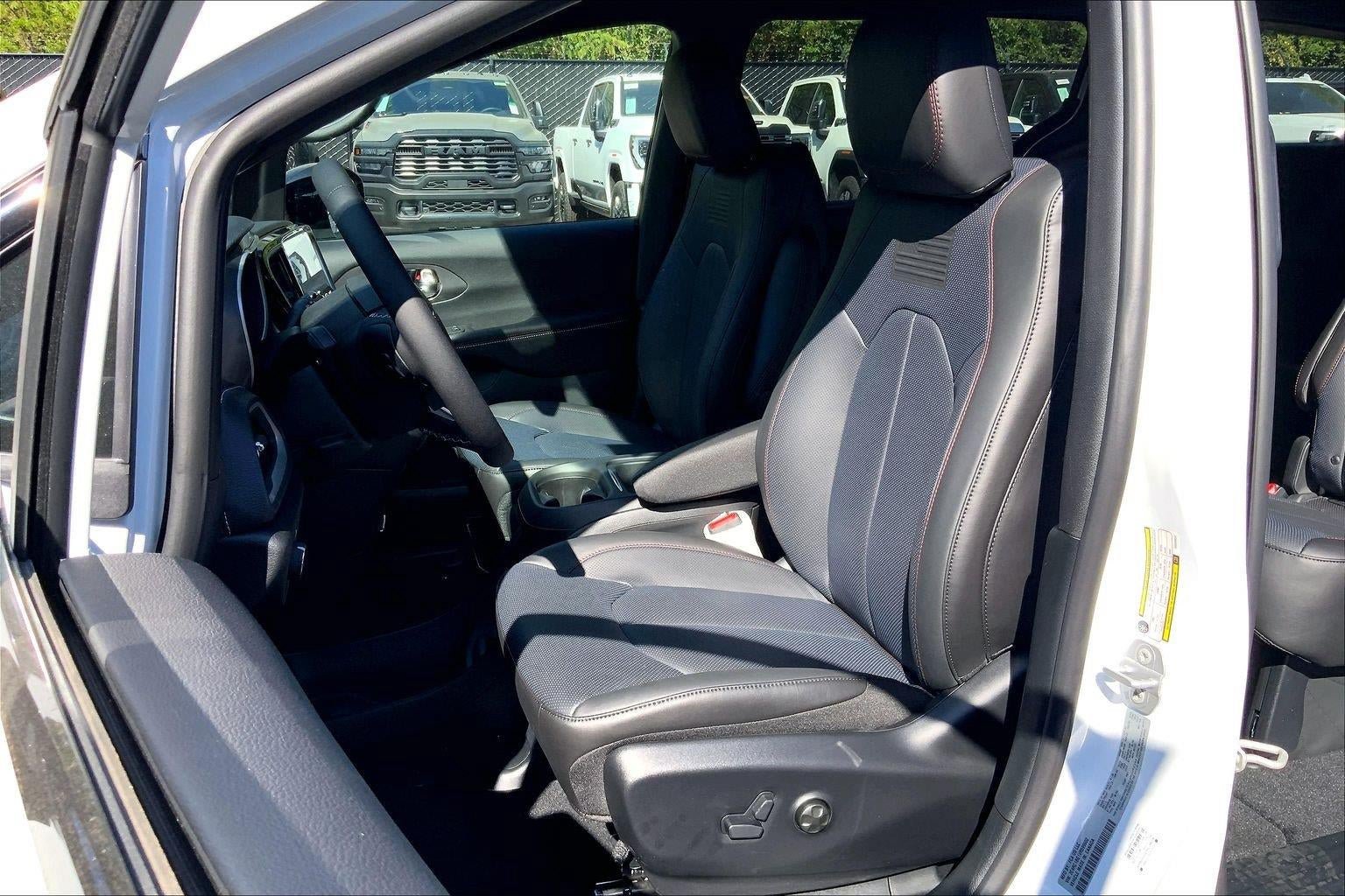 New 2027 Chrysler Pacifica Select FWD image 9