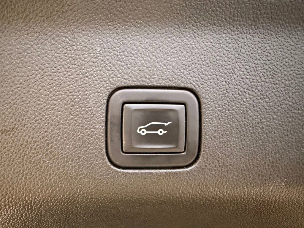 Used 2023 GMC Yukon SLT w/ SLT Luxury Package image 9