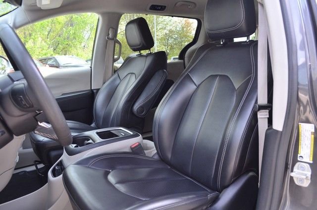 Used 2023 Chrysler Pacifica Touring-L FWD image 18