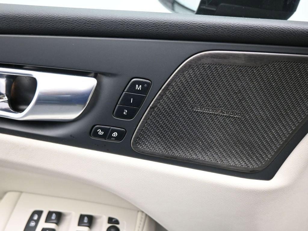 Used 2023 Volvo XC60 B5 Plus image 11