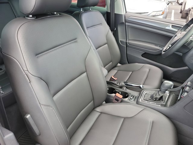 Used 2021 Volkswagen Golf 4-Door image 6