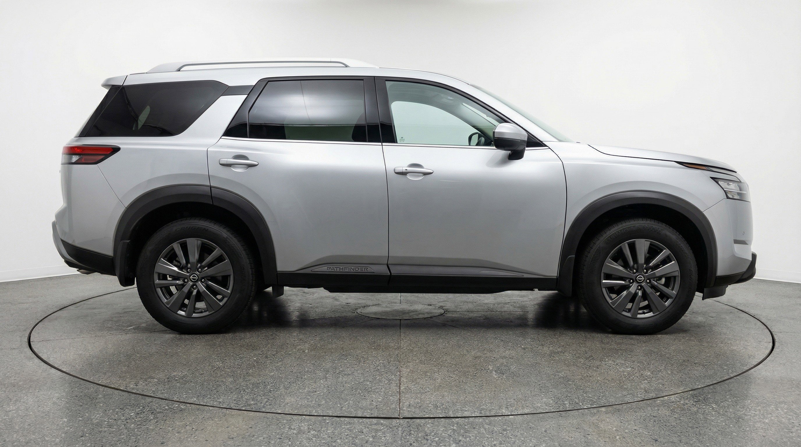 Used 2025 Nissan Pathfinder SV image 11