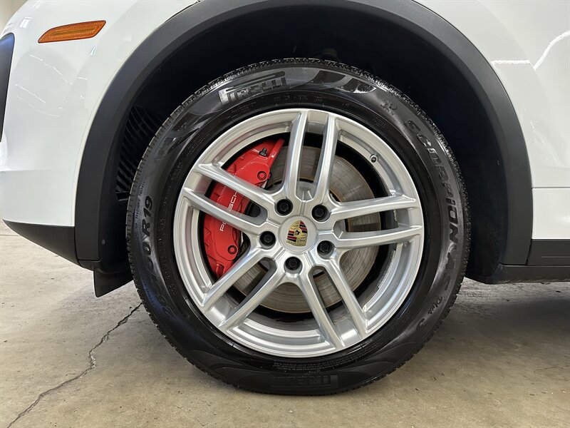 Used 2015 Porsche Cayenne Turbo w/ Premium Plus Package AWD/4WD image 9