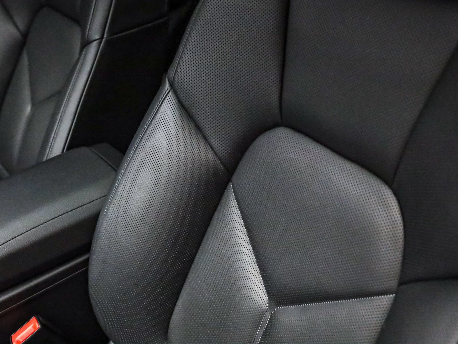 Certified 2026 Porsche Macan AWD/4WD image 23