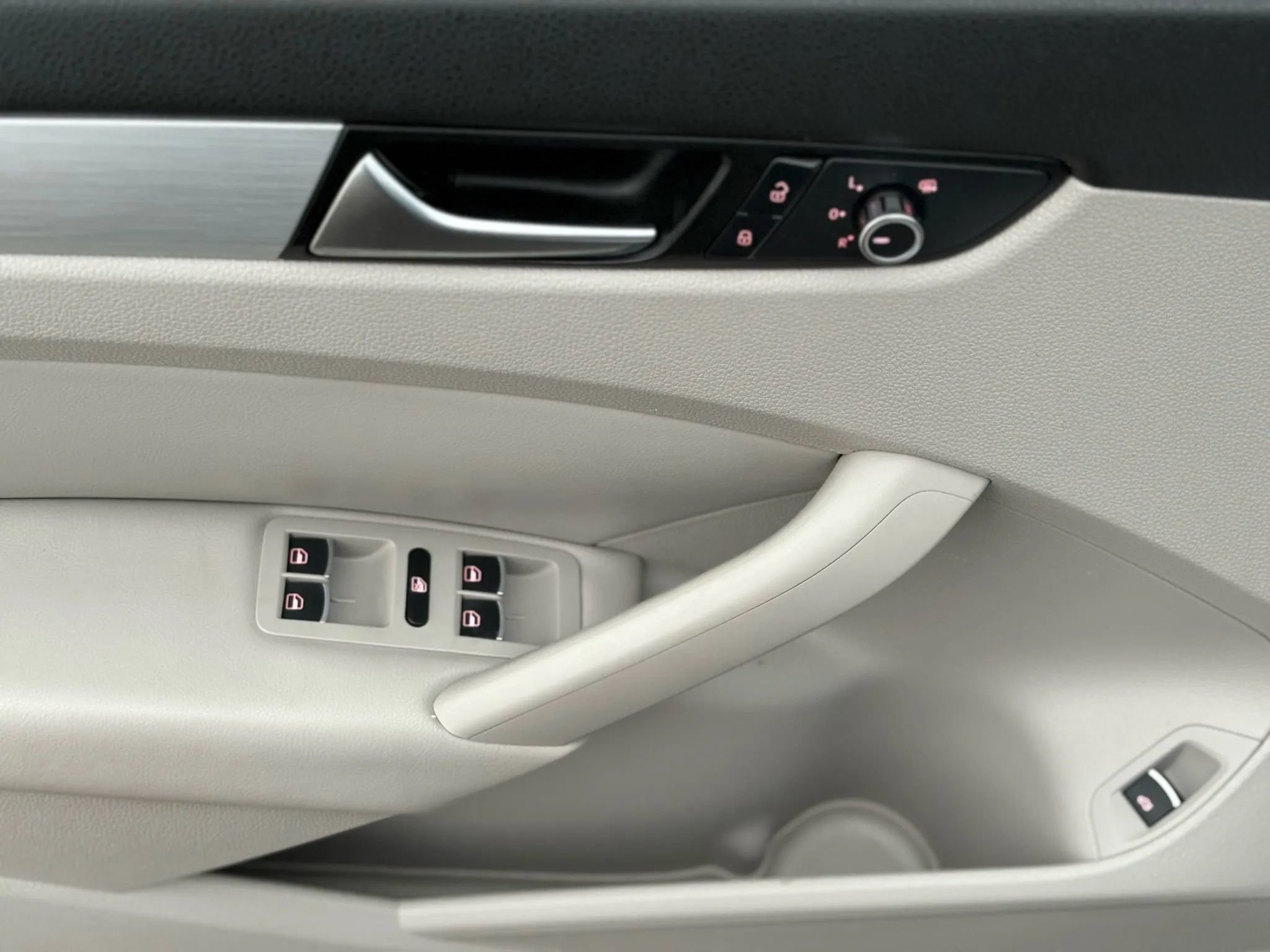 Used 2013 Volkswagen Passat TDI SE image 11