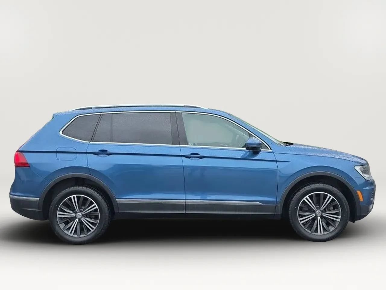 Used 2018 Volkswagen Tiguan SEL AWD/4WD image 9