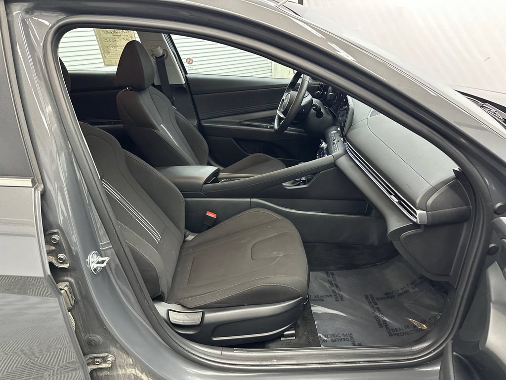 Used 2025 Hyundai Elantra SEL FWD image 13