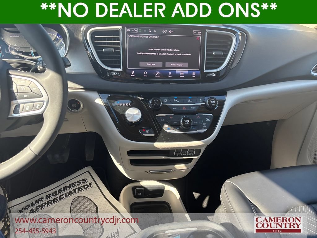 Used 2023 Chrysler Pacifica Touring-L FWD image 17