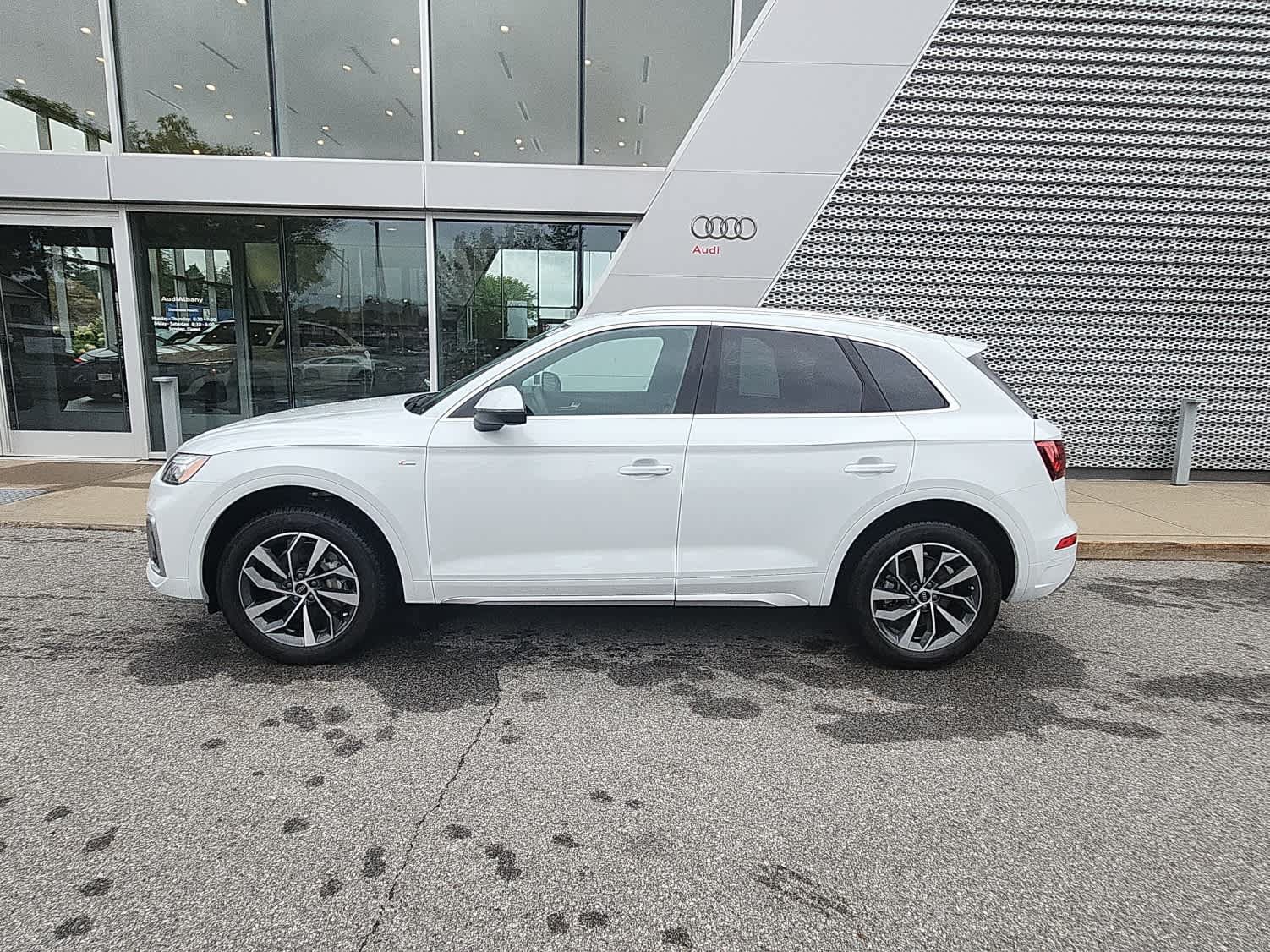 Certified 2024 Audi Q5 2.0T Premium Plus w/ Premium Plus Package AWD/4WD image 3